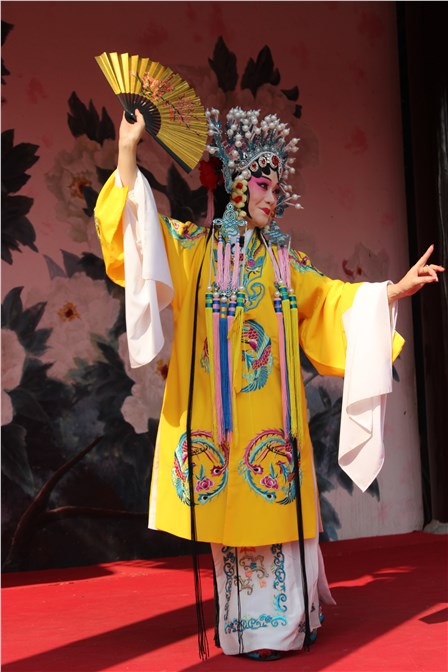 Фотография актрисы китайского театра сделана в г. Шеньжень в парке «Великолепный Китай», который помог окунуться в Китайскую культуру, познать ее великолепие.  (Сидоркина Юлия)
