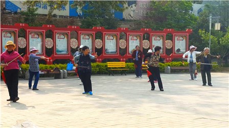 TaiChi — фотография была сделана в одном из парков Пекина в 2016 году. Просто проходя мимо, я увидел, как группа бабушек весело машет мечами под традиционную музыку. Всем им было далеко за 60, мне даже показалось, что одной из них было под 90. (Александр Чугунов)