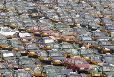 Парковка автомобилей такси в ожидании пассажиров вблизи нового международного аэропорта Шоуду в Пекине (Beijing Capital International Airport). (Никита Шкарупета)