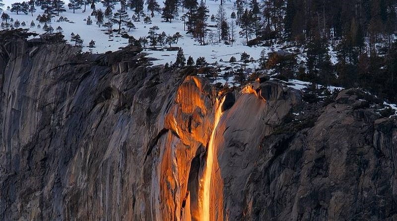 В США вновь появился «огненный водопад»