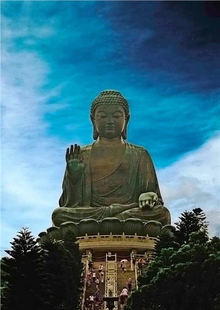 Гонконг. Остров Лантау. Всем известная статуя Большого Будды. Будда как будто над облаками и приветствует нас своей Мудрой Абхая (защиты и избавления от страха),  для установления лучшего контакта с окружающими. Говорят, что Будда сложил пальцы в этом положении сразу же, как обрёл просветление. Посещение этого места производит на любого сильное впечатление, ведь это один из символов Гонконга, в который невозможно не влюбиться, и хочется возвращаться вновь и вновь. (Александр Владимиров )