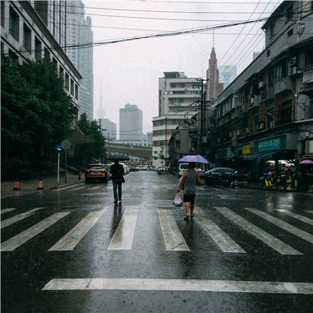 Дожди в Шанхае. Это был один из самых жарких годов в Шанхае. Долгожданный дождь упал на город, охлаждая его каменную кожу. Мужчины идут прямо по лужам по середине улицы. (Руслан Северинов)