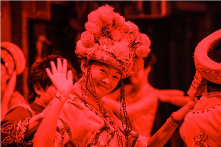 «Люди». Девушка народа Бай на танцевальном шоу. Представители этого народа, около 2 миллионов человек, живут в окрестностях города Дали. Провинция Юньнань. (Григорий Кубатьян  )