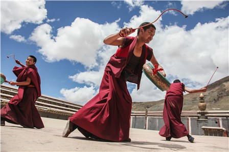 «Традиции». Буддийские монахи в монастыре Сакья готовятся к мистерии Цам, ежегодному танцевально-ритуальному представлению. Округ Шигадзе. Тибетский автономный район. (Григорий Кубатьян  )