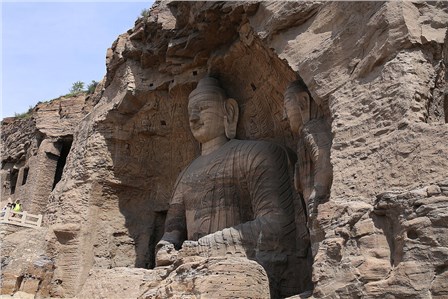 Китай. Шаньси. Пещеры Юньган. Древние буддистские гроты с более чем тысячелетней историей. Самих гротов около 20, есть большие и маленькие, все они находятся в скалистом склоне невысокого холма, внутри них высечены огромные  статуи божеств, а маленькие - это ниши в склоне холма, на стенах которых множество больших, маленьких и крошечных божеств, много цветных статуй и рисунков. (Ильин Андрей)