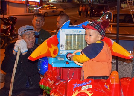 «И я такой же был, поверь!». Фото сделано в г.Суйфэньхэ. Очарование детей Китая невозможно объяснить. Оно запоминается на всю жизнь. Это надо увидеть и прочувствовать! (Виктор Никаноров)