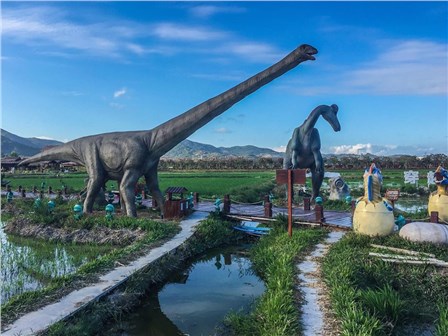 Парк Динозавров Paddy Field National Park (Китай, Хайнань). Это самый большой открытый музей в мире, более 300 видов динозавров населяют этот рисовый сад. Некоторые пресмыкающие достигают высоты в 38 метров. Всё более чем реалистично. Они двигают головой, хвостом, открывают рот, издают звуки (рычание). С приходом темноты включается подсветка. Просто море ощущений от посещения этого парка. Будто побывал в прошлом. (Сергей Черных)