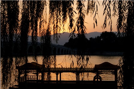 Парк Ихэюань. Вся суть традиционной китайских парков  в одном фото: единение с природой, тишина, умиротворение.  (Олеся Баева)