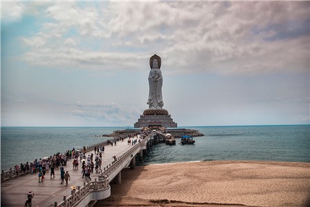 Статуя Гуань Инь, установлена  в южной части острова Хайнань и воплощает образ многоликой богини милосердия, почитаемой представителями многих конфессий Китая. Снято в 2013г. (Татьяна Назмутдинова)