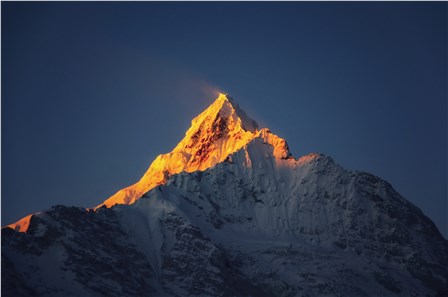 Кавагебо в лучах рассветного солнца. Пик Кавагебо (∆6740) – наивысшая точка наивысшая точка горного хребта Мейли на северо-западе провинции Юньнань, одна из самых почитаемых тибетских вершин. Есть легенда, что в лучах солнца эту вершину можно увидеть только 3 дня в году, и если вам это удалось, то удача будет сопутствовать вам весь год. (Абрамова Марина)