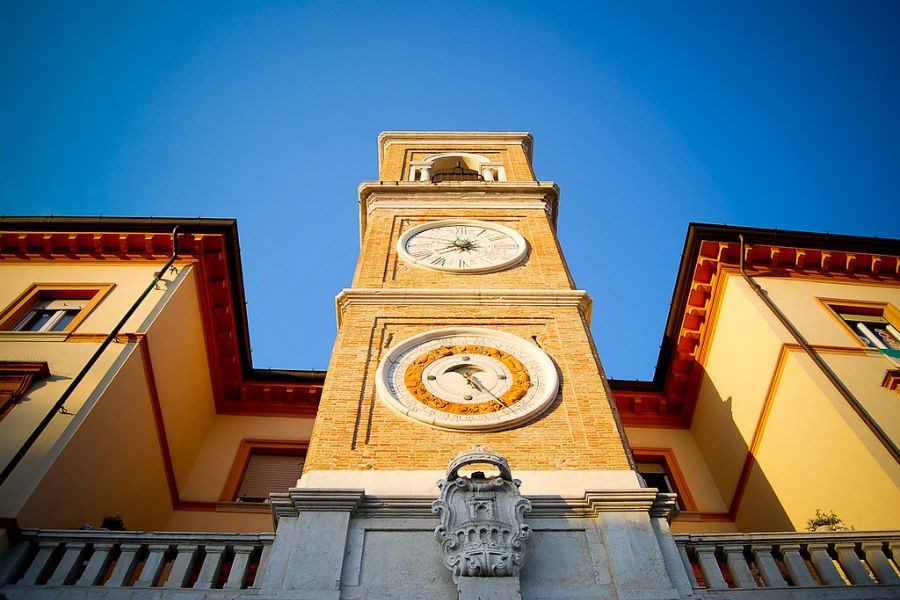 Часовая башня на площади 3-х мучеников