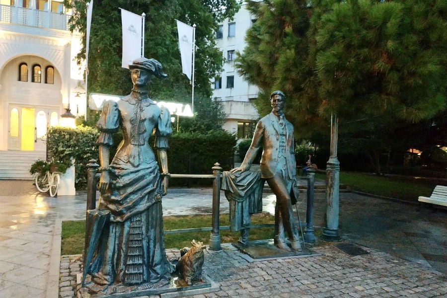 Скульптура А. П. Чехова и дамы с собачкой