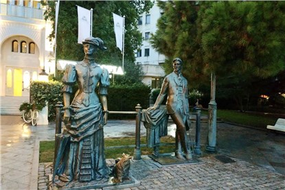 Скульптура А. П. Чехова и дамы с собачкой