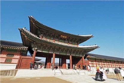 Вход во дворец Кёнбоккун