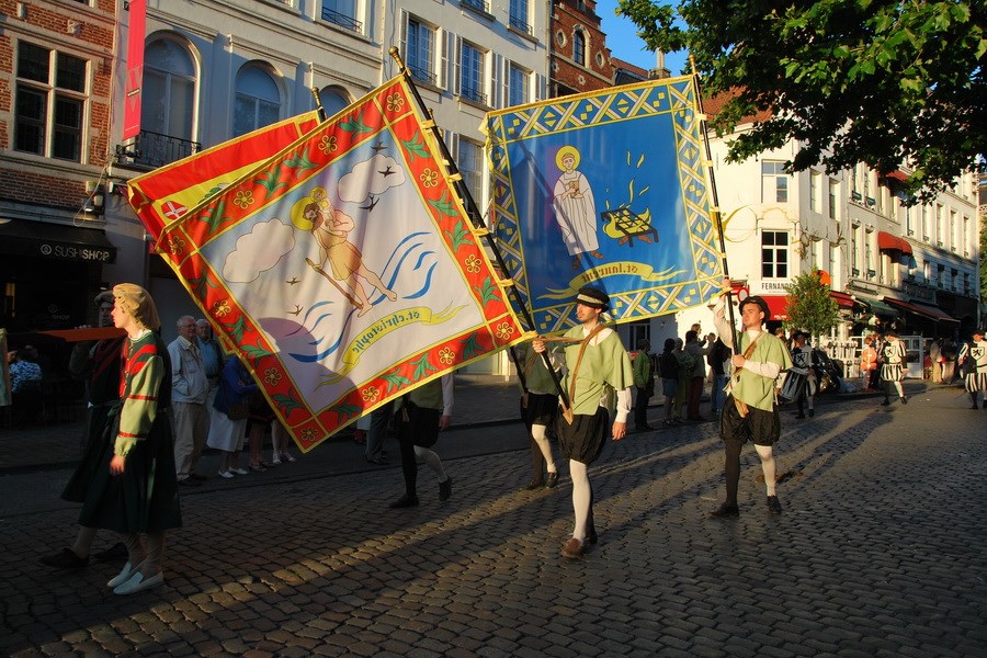Парад 79. Оммеганг шествие. Бельгия праздник Оммеганг.