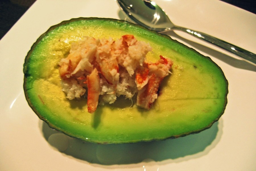 Крабово-куриный салат с авокадо